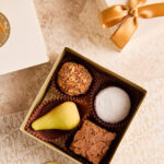 Caja de frutitas, brownies, alfajor y trufa. 4 unidades.