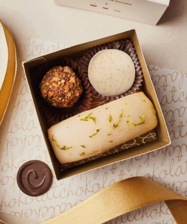 Caja Variada: 1 cake, 1 macaron, 1 trufa de praline.