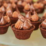 Tartaleta de caramelo y texturas de chocolate