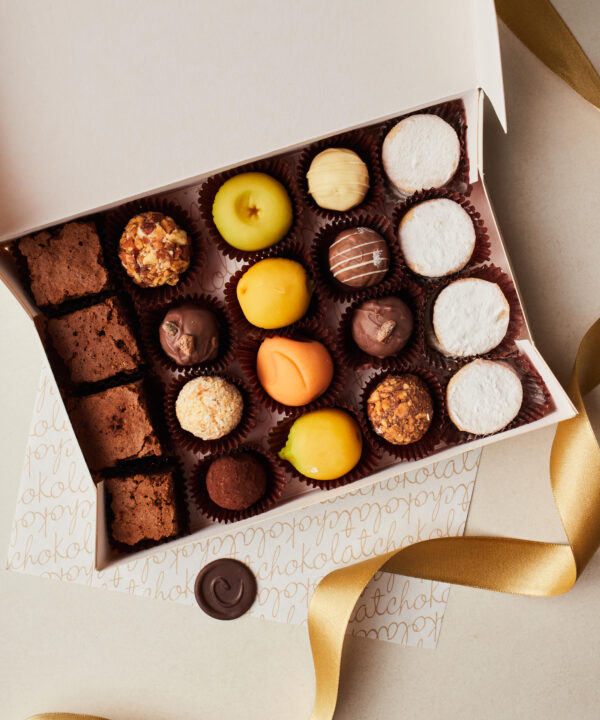 Caja de Frutitas, Trufas, Alfajores y Brownies: 20 unidades.