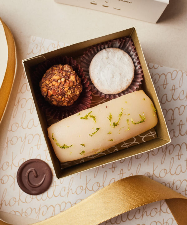 Caja Variada: 1 cake, 1 macaron, 1 trufa de praline.