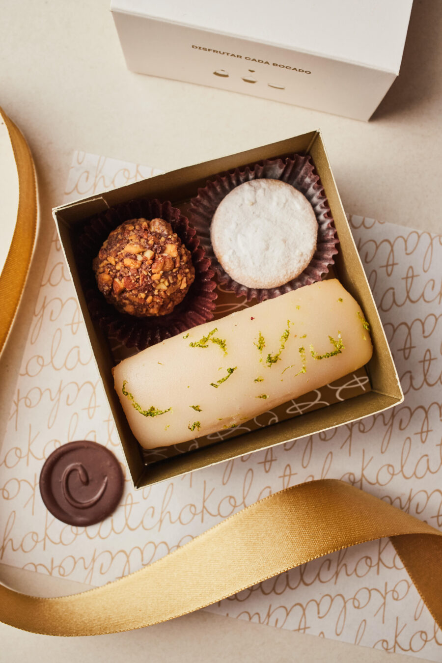 Caja Variada: 1 cake, 1 macaron, 1 trufa de praline.