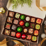Caja Variada: Bombones, Brownies, maná navideño. 24 unidades.
