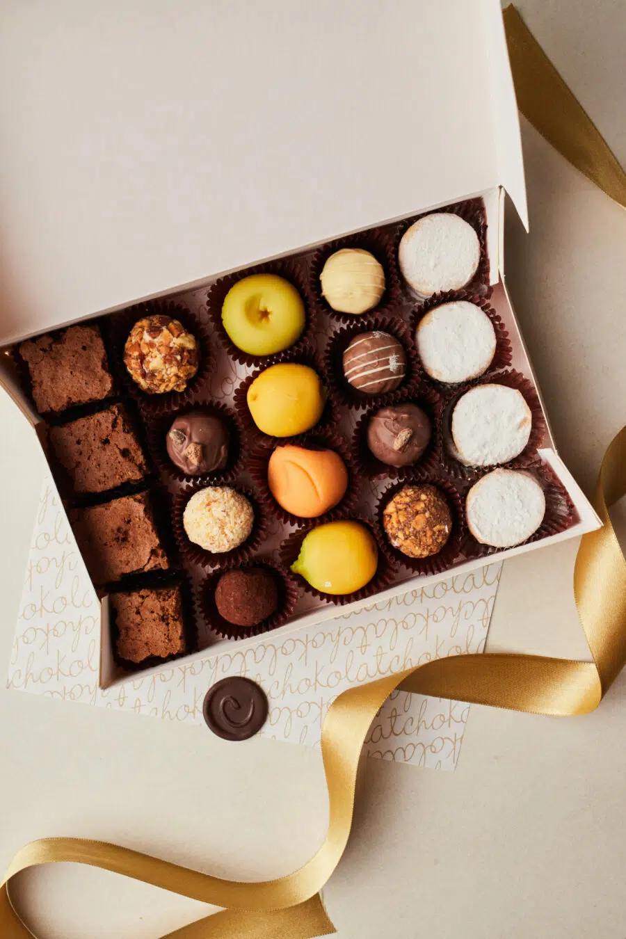 Caja de Frutitas, Trufas, Alfajores y Brownies: 20 unidades.