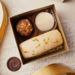 Caja Variada: 1 cake, 1 macaron, 1 trufa de praline.
