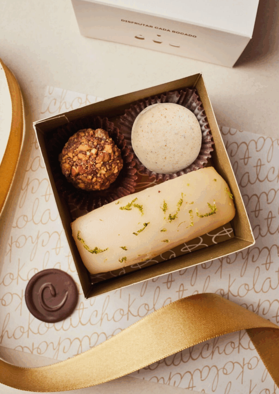 Caja Variada: 1 cake, 1 macaron, 1 trufa de praline.