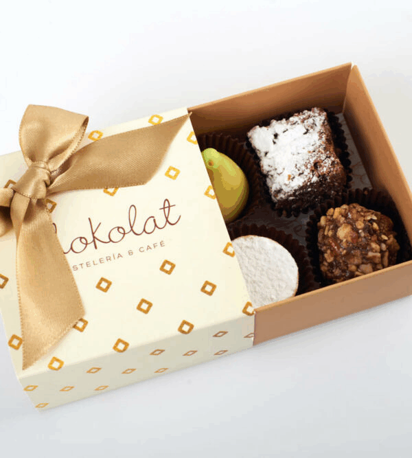 Caja de frutitas, brownies, alfajor y trufa. 4 unidades.