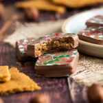 Alfajor Navideño de Avellanas y Chocolate