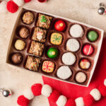 Caja de trufas, bombones, brownies, manás y alfajores: 20 unidades.